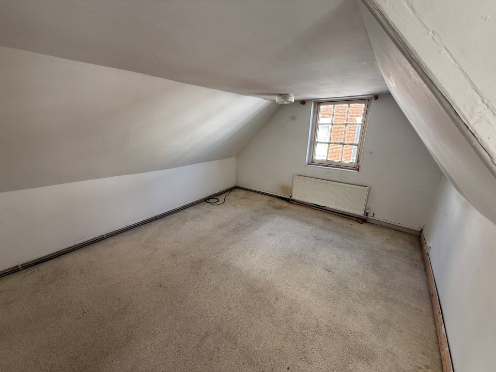 Lot: 86 - PAIR OF SHOPS AND TWO FLATS FOR REFURBISHMENT - Room five
